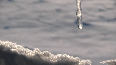 雪地背景上冰塊融化,冬季的沉默,放鬆和冥想的概念