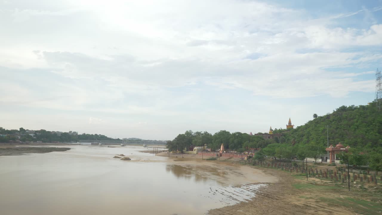 lecho de río seco con agua restante en el clima de calor de verano, bodhgaya, bihar, india