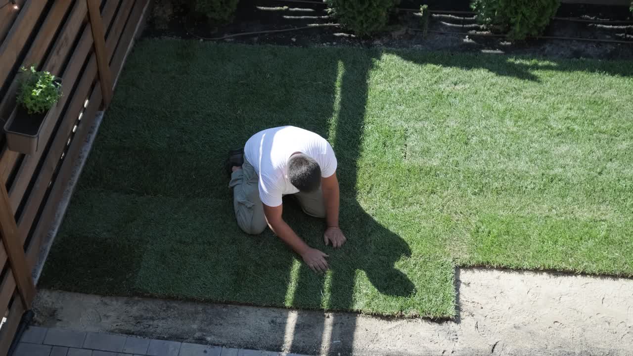 정원사 가 자연 잔디 잔디 를 굴러 놓고 있다