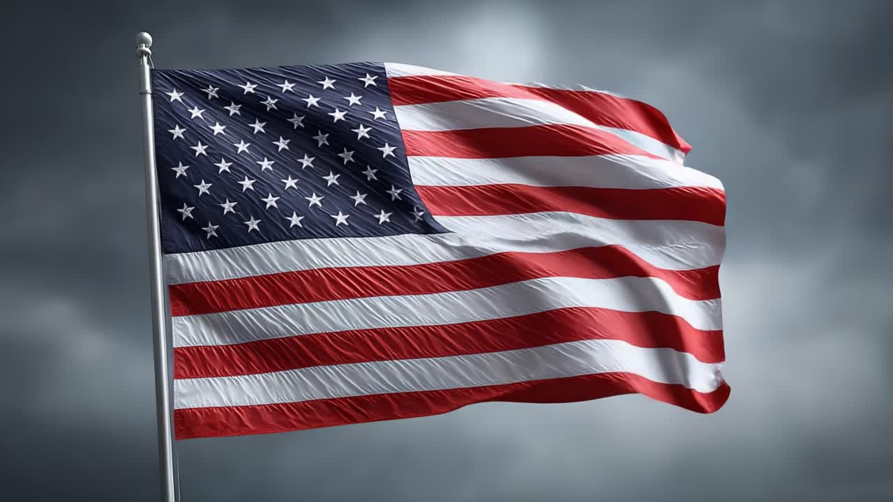 Et symbol på frihet og enhet: Det amerikanske flagget vaier stolt mot en dramatisk himmel, som representerer nasjonal identitet og motstandskraft i utfordrende tider