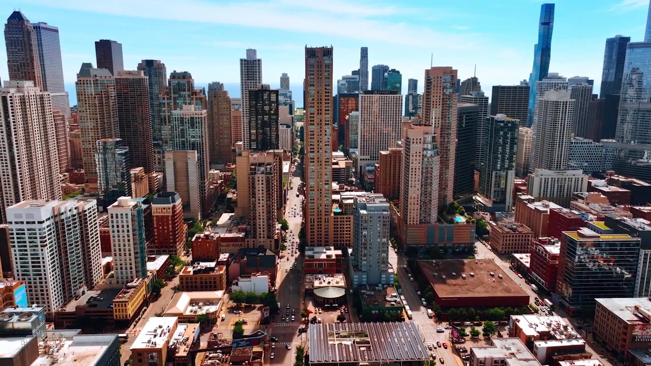 Lebensstil des modernen Chicago, Illinois, Vereinigte Staaten. Vielfalt architektonischer Formen und Entscheidungen in der Stadtlandschaft von oben.