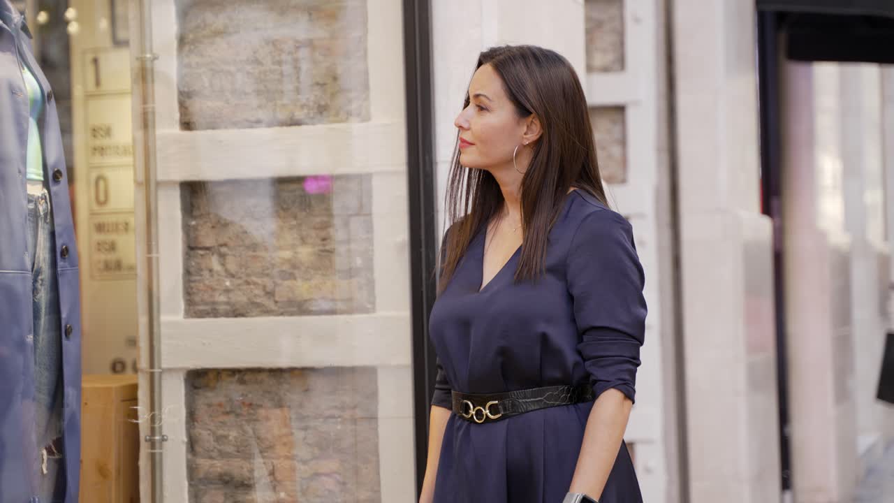 mujer comprando en una calle de la ciudad