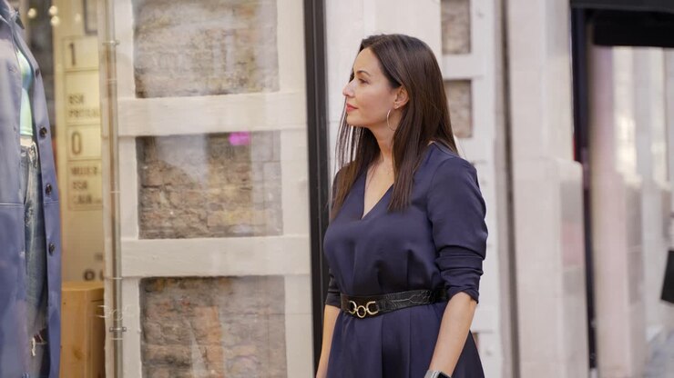 eine frau, die auf einer stadtstraße einkaufen geht