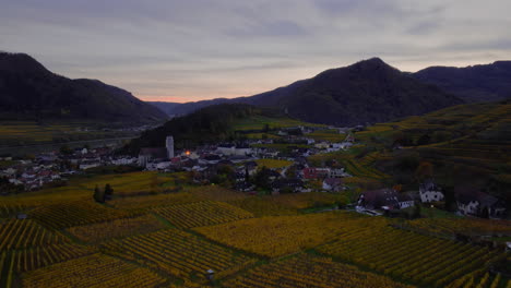 Toma-Aérea-De-Paralaje-De-Spitz-Durante-La-Hora-Azul-En-Un-Día-De-Otoño