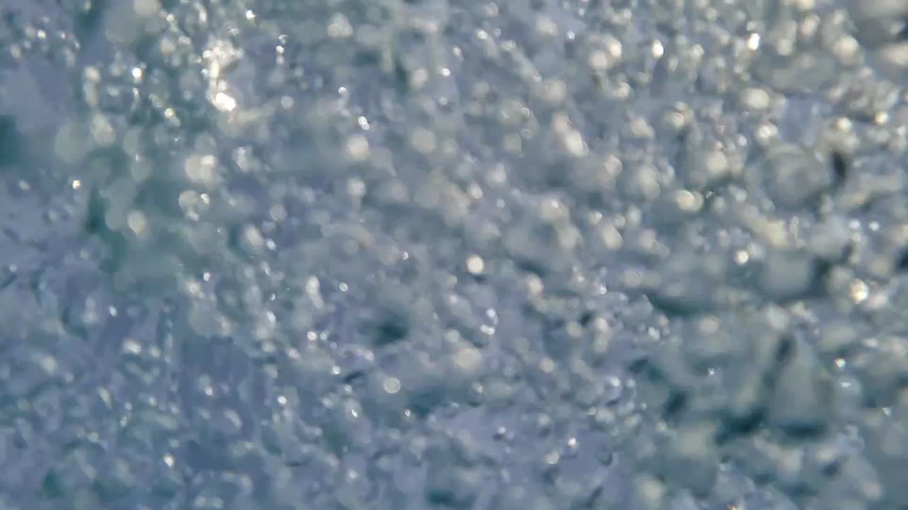 ¿qué sucede cuando estás en el agua mirando hacia arriba?