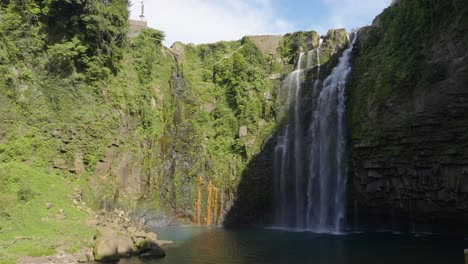 Toma-Amplia-De-Las-Cataratas-De-Ogawa-Cayendo-Por-La-Pared-De-La-Roca-Hacia-La-Piscina,-Kagoshima,-Japón