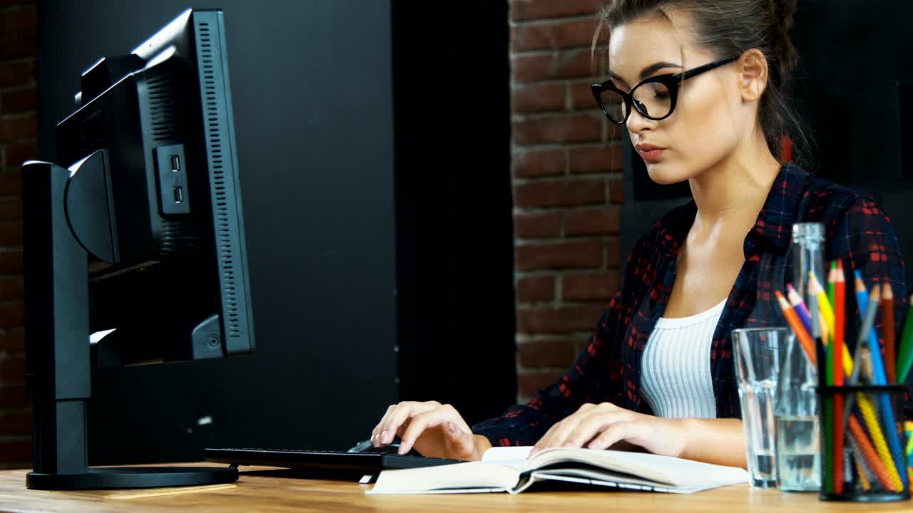 concepto de trabajar solo en la oficina