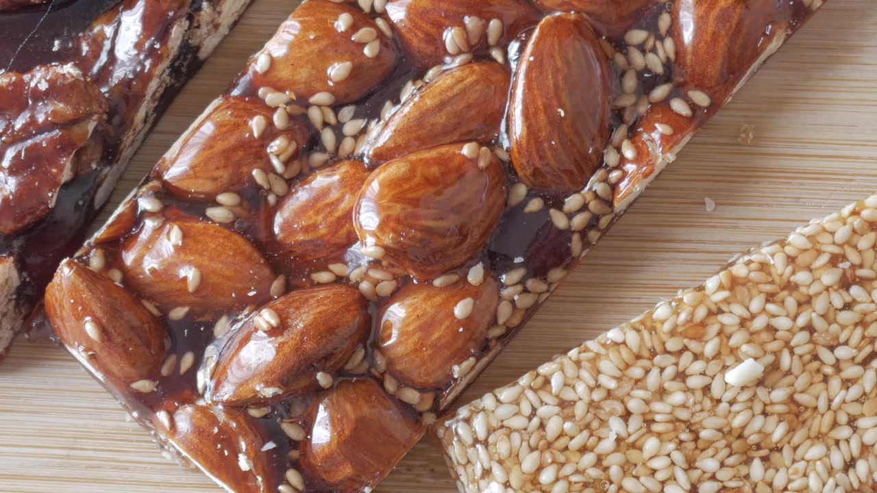 Panoramica a sinistra di una barretta di torrone e sesamo con miele. Guirlaches, dolce natalizio tradizionale dalla Spagna.