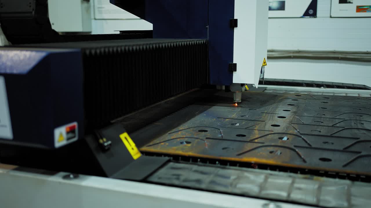 작동 중인 레이저 절단 기계