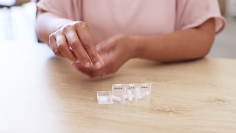 mujer, píldoras y manos en la atención médica