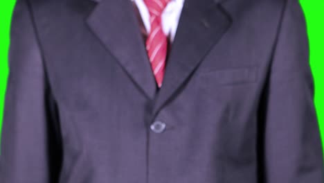imágenes de video de la mano de un hombre de negocios ofreciendo una llave antigua mientras lleva un traje formal. grabado con fondo de pantalla verde. grabado profesional en resolución 4k
