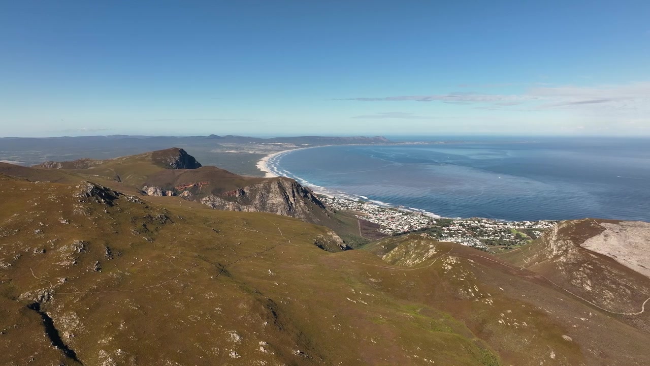 Sorvolo delle montagne costiere a Hermanus, Sudafrica, vista sulla baia oceanica
