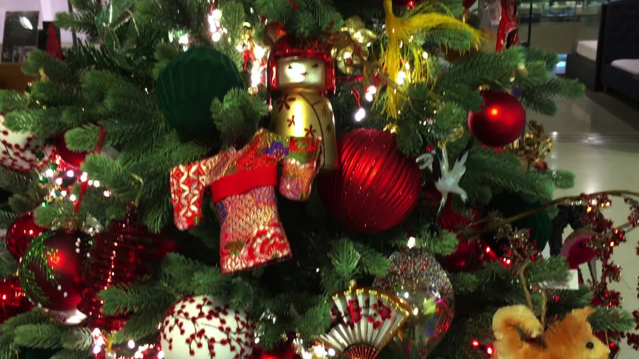 fabuloso árbol de navidad decorado en una tienda en chelsea, londres
