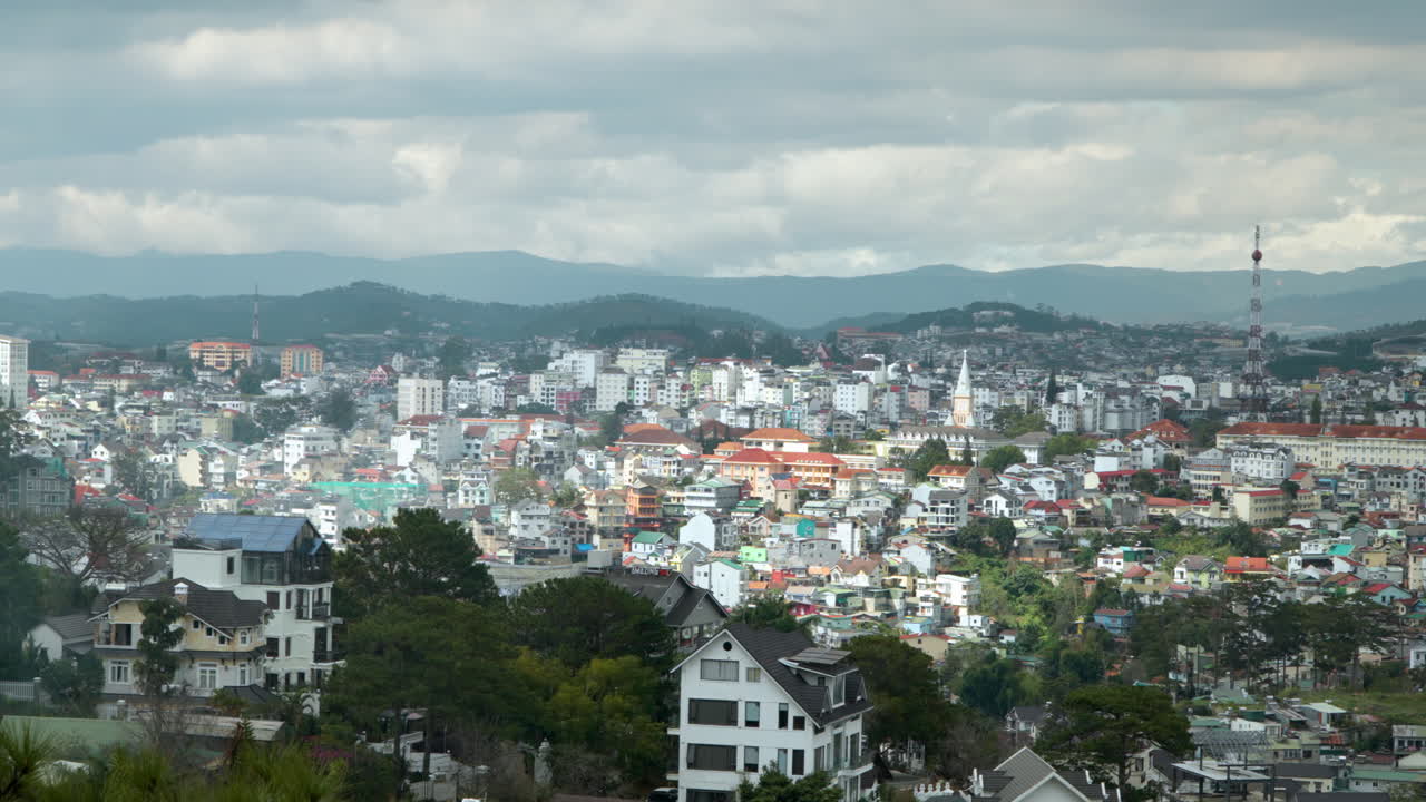 paisaje urbano de la ciudad de lat vista panorámica del horizonte desde robin hill en un día nublado, lam dong, vietnam