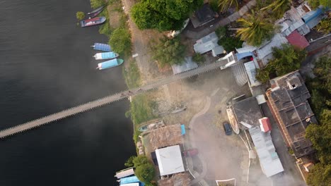 Descendiendo-En-Espiral-Por-Un-Pueblo-De-Pescadores-En-La-Antigua,-Veracruz,-México-Con-Un-Puente-De-Madera-Sobre-Un-Río