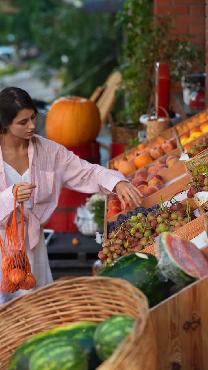 mujer comprando frutas en un mercado al aire libre