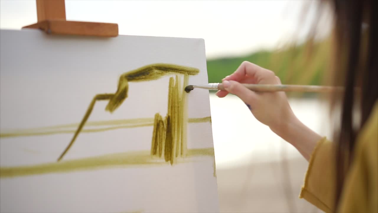 야외에서 그림 그리는 예술가