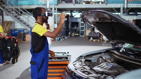 empleado de servicio de automóviles que utiliza vr