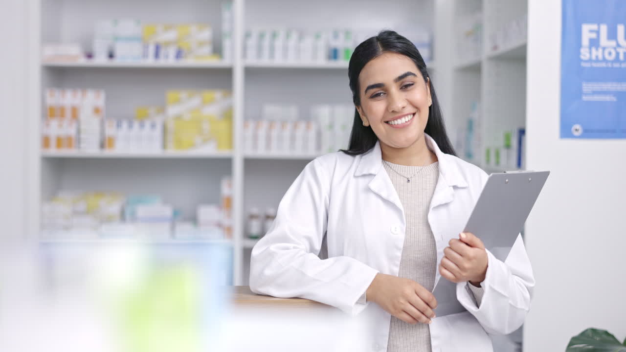 Retrato de farmacéutica con inventario de medicamentos