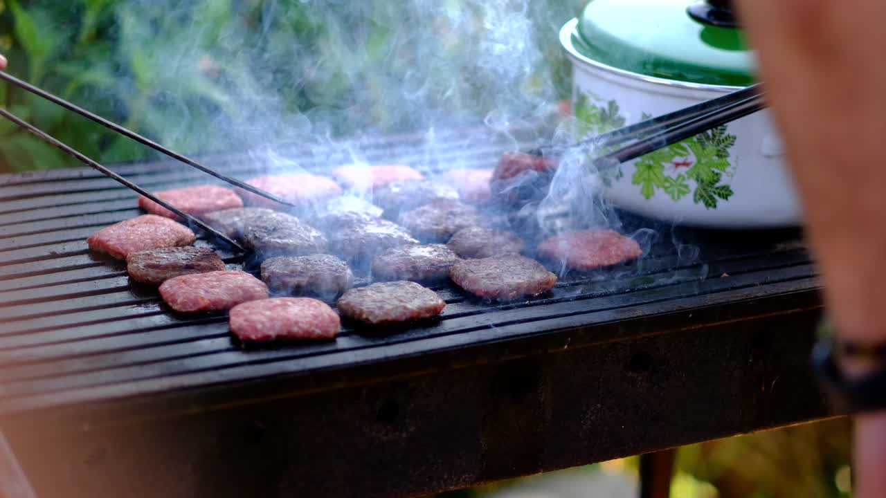 las albóndigas que se cocinan en un lado se giran a cámara lenta