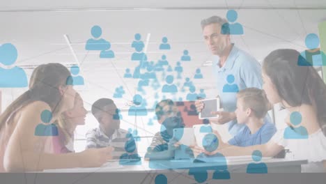 animación de la red de conexiones con las personas iconos sobre el maestro con los niños de la escuela