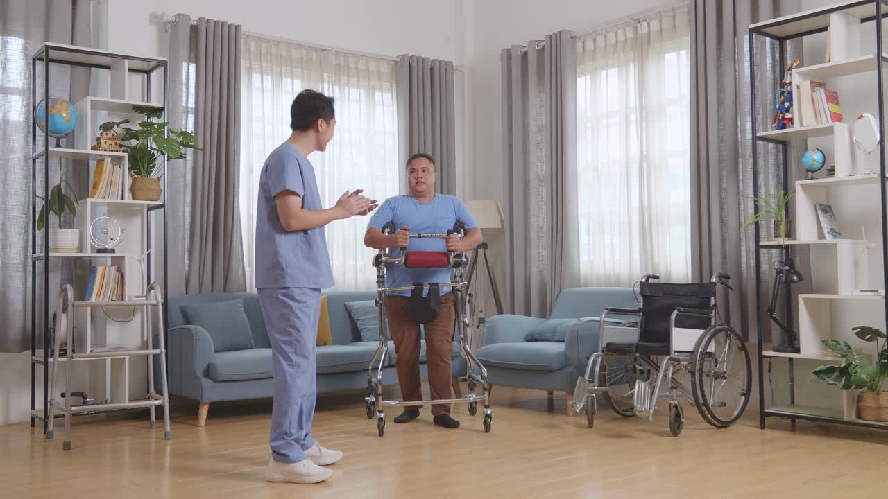 아시안 남성 간호사의 몸이 가득 차 있으며, 러를 사용하는 환자에게 손을 흔들며, 집에서 물리 치료를 하는 동안 손을 박고 있다.