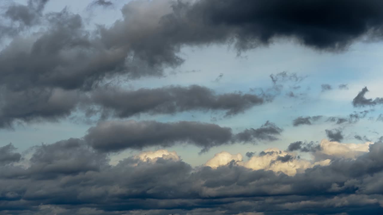 hermoso cielo oscuro dramático con nubes tormentosas el tiempo transcurre antes de la lluvia