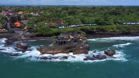 Vista-Aérea-Sobre-El-Pintoresco-Templo-De-Tanah-Lot-En-Bali,-Indonesia---Disparo-De-Drone