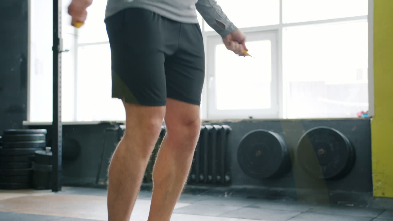 hombre saltando la cuerda en el gimnasio
