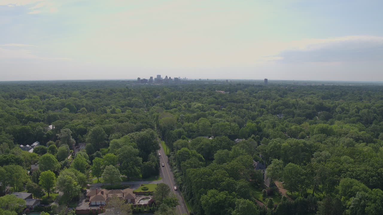 좋은 st에서 길을 운전하는 자동차의 공중