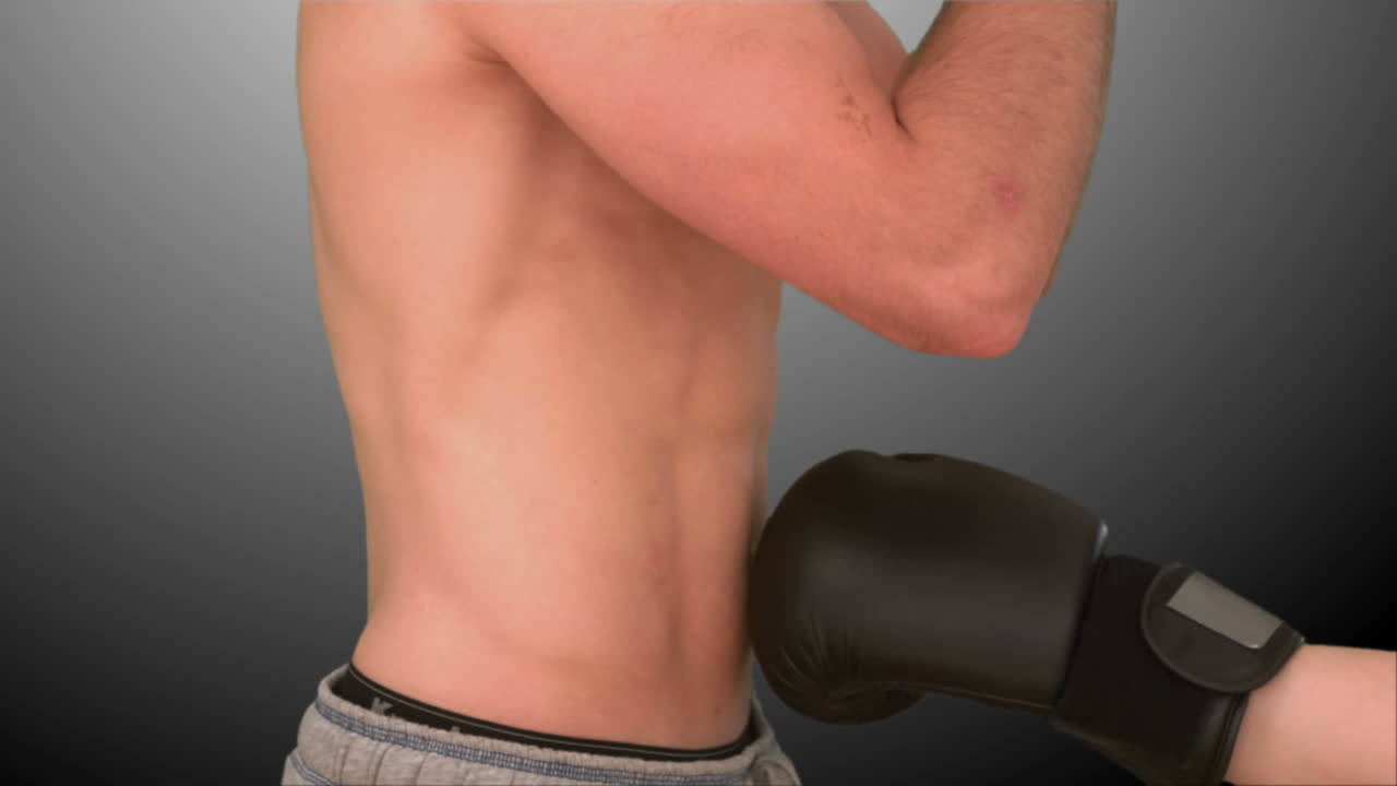 video de un hombre siendo golpeado por un guante negro