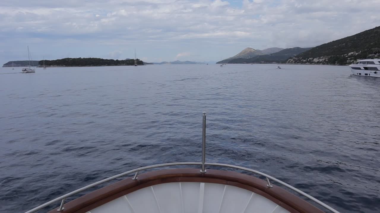 vista trasera del barco que navega en las aguas de croacia