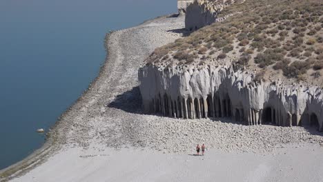 La-Gente-Camina-Cerca-De-Las-Columnas-Del-Lago-Crowley-Y-Las-Formaciones-De-Toba-En-Las-Sierras-Orientales-De-California