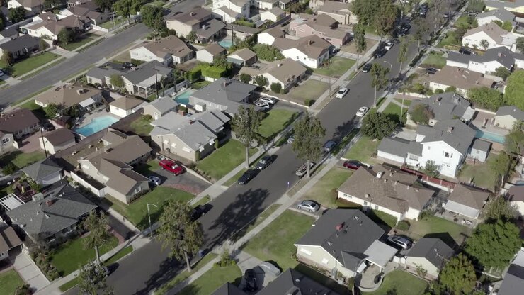Vista aerea a volo d'uccello di proprietà residenziali suburbane, prati e tetti a Burbank, California.