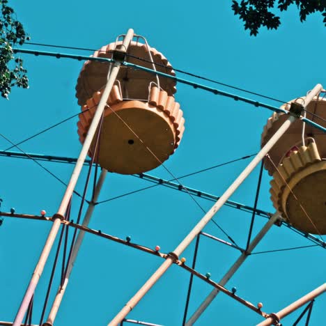 la rueda gigante sobre el cielo azul