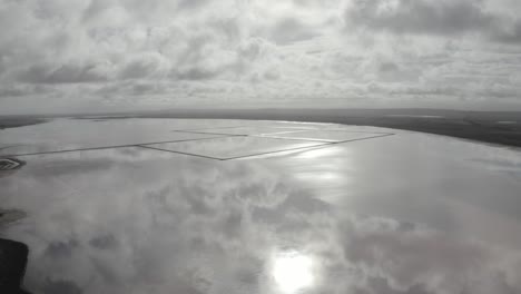 imágenes de aviones no tripulados de un lago rosa en el sur de australia