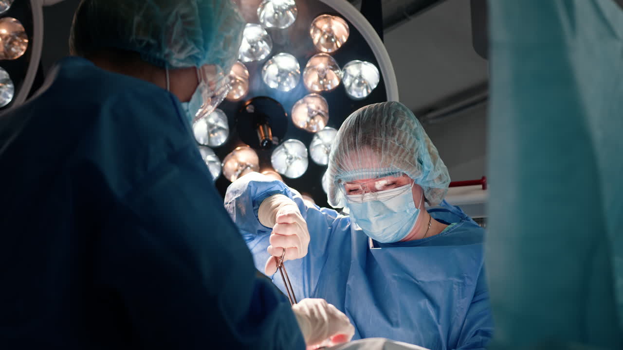 procedimiento quirúrgico en una sala de operaciones