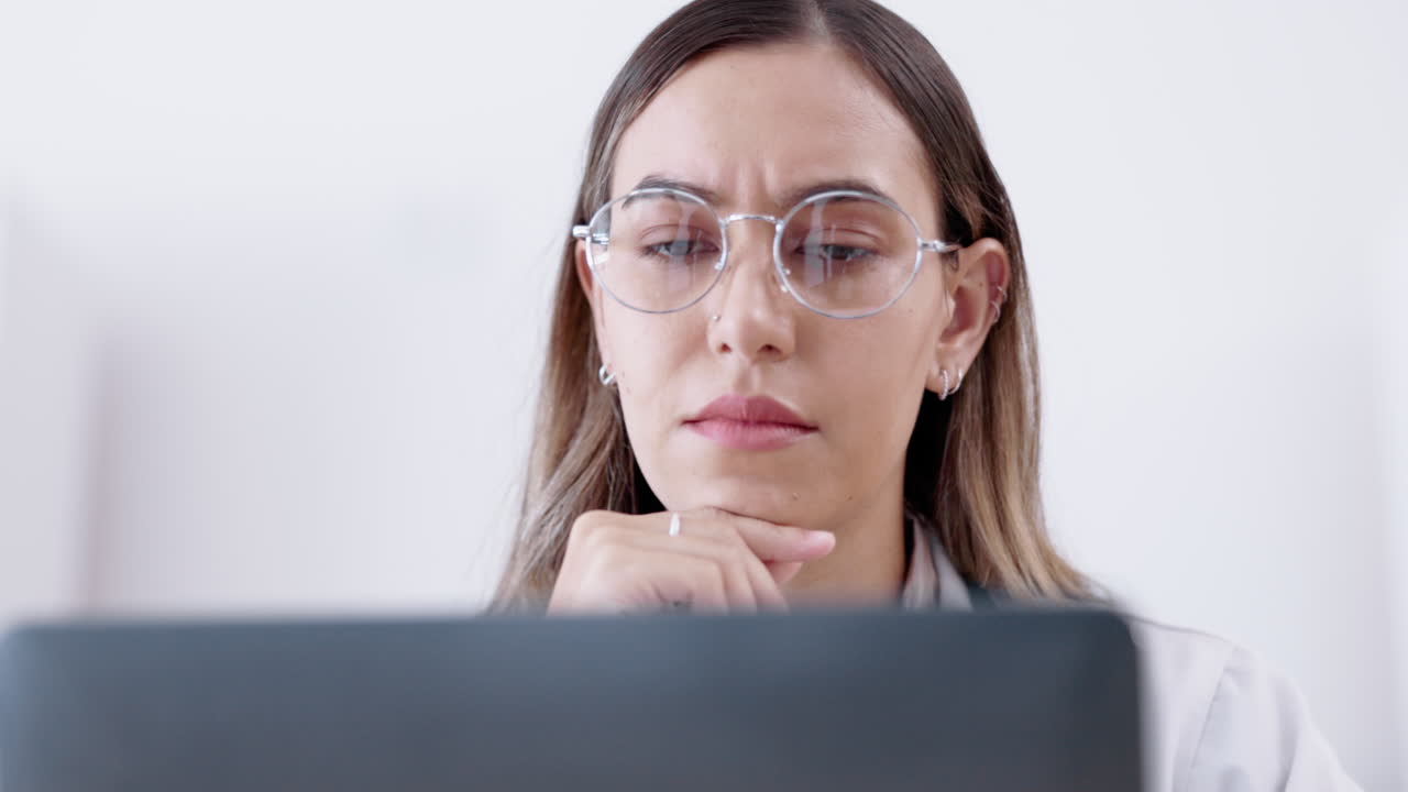 pensando, portátil e investigación con una mujer médico