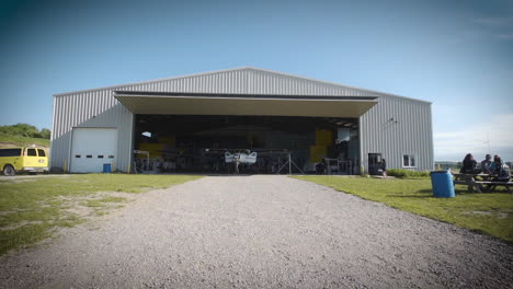 pequeño hangar de aeropuerto en el país