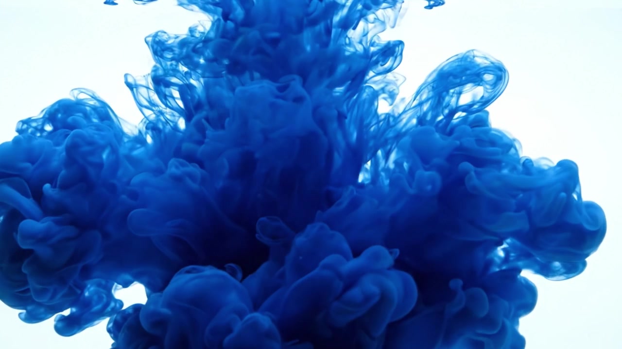 Movimento Fluido Dinamico: Inchiostro Blu Accattivante che Vortica ed Espande nell'Acqua, Creando Splendidi Motivi Artistici in Due Inquadrature Distinte.