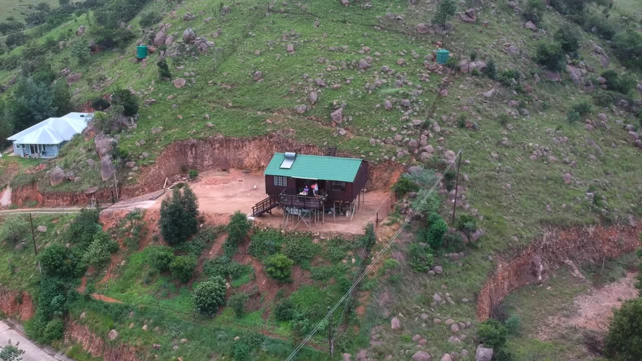 cabaña de madera construida en la ladera de una colina, que rodea la vista aérea