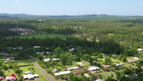 Paisaje-Australiano-Rural-Con-Paso-Elevado-De-Drones-Escénicos-Con-Una-Pequeña-Ciudad-Rural,-Costa-Del-Sol-Australia-4k