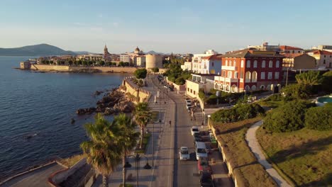 Toma-Aérea-De-La-Antigua-Ciudad-Costera-De-Alghero-En-Italia