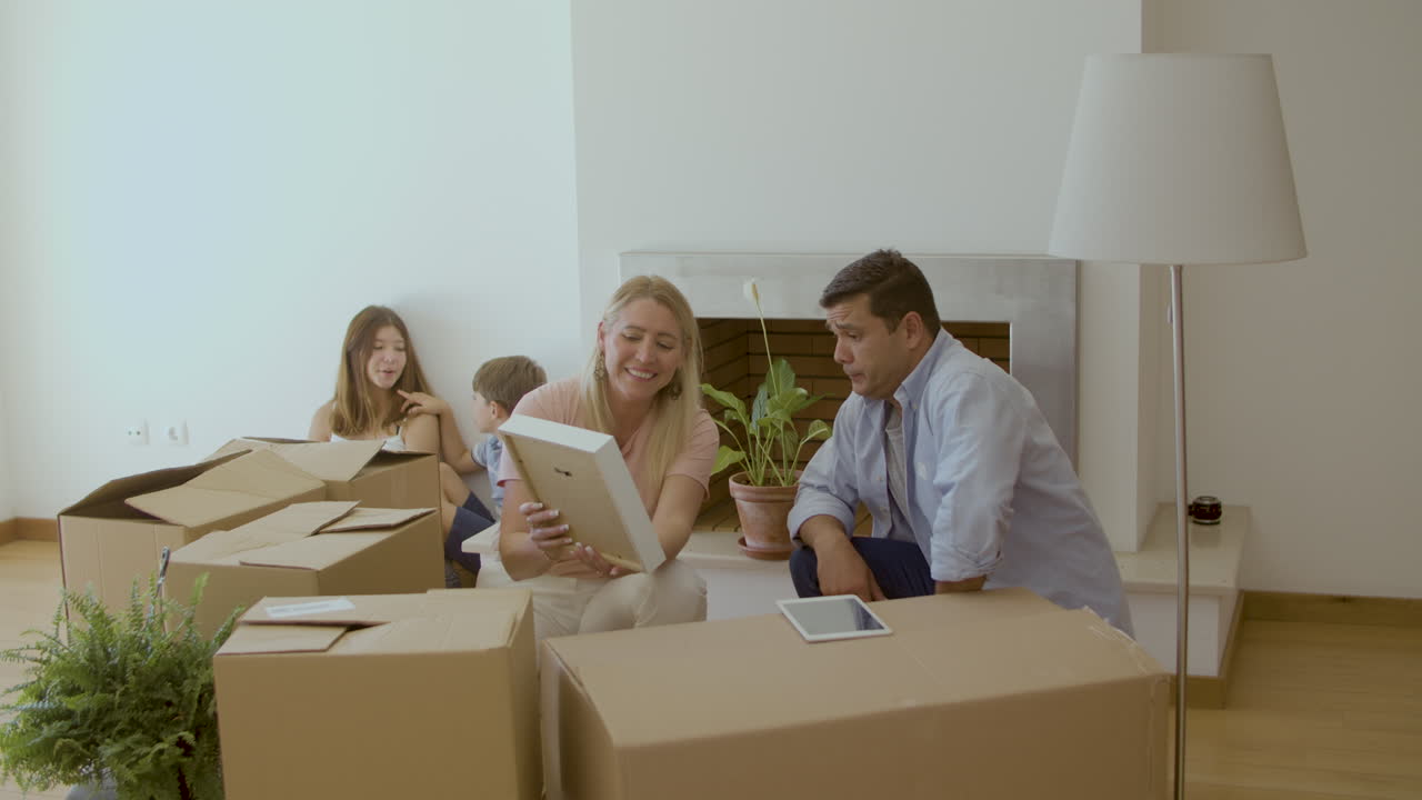 marido mostrando a su esposa el espejo roto durante el transporte