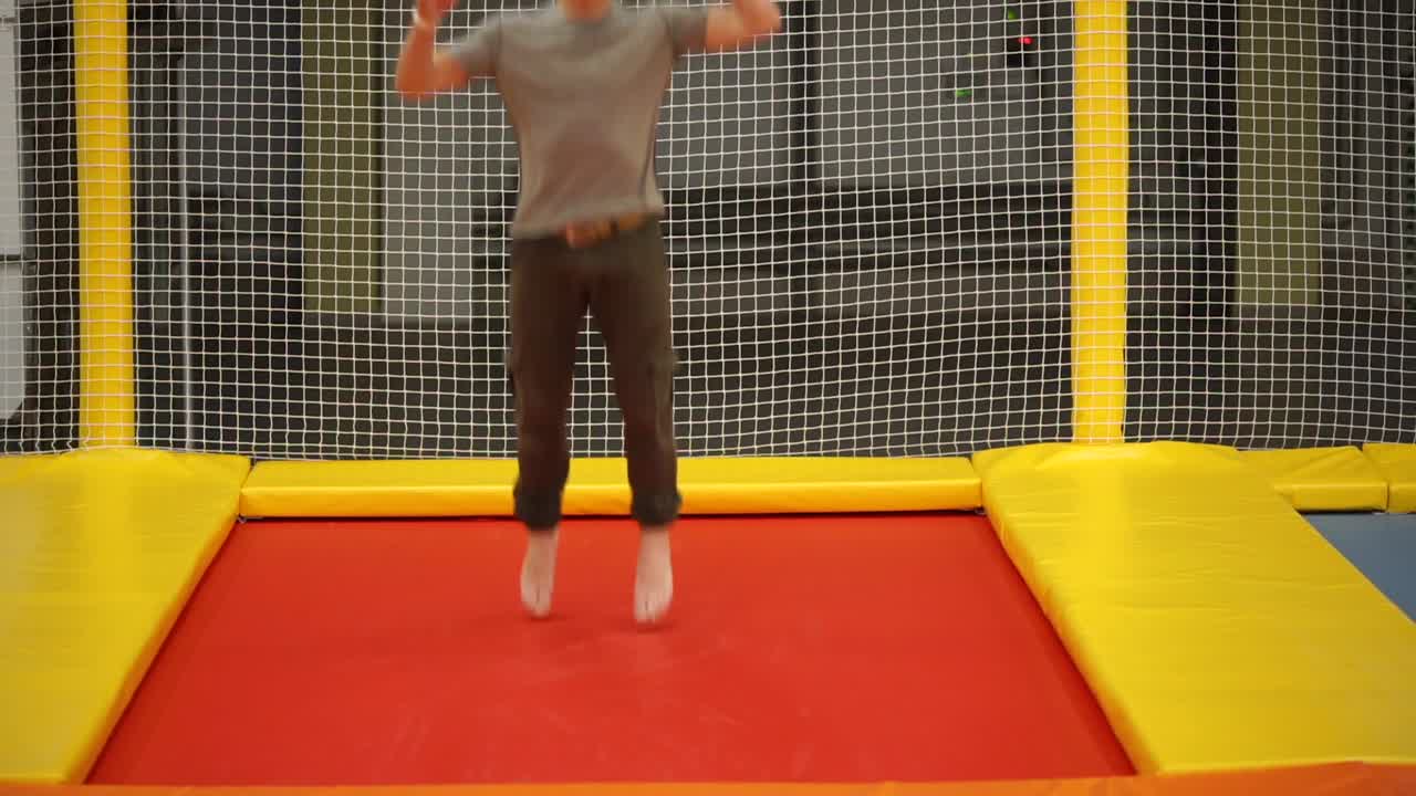 트램폴린 에 뛰어드는 사람 들