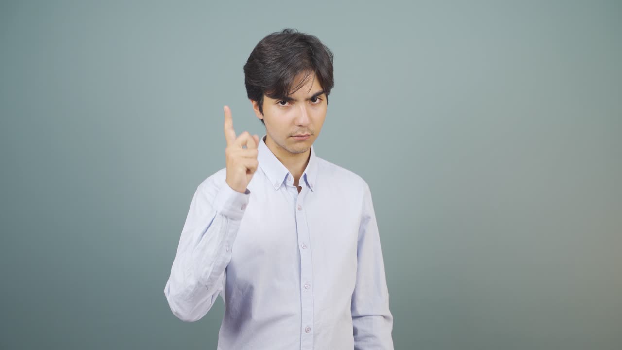 그 남자는 카메라를 쳐다보며 경고하고 있습니다.