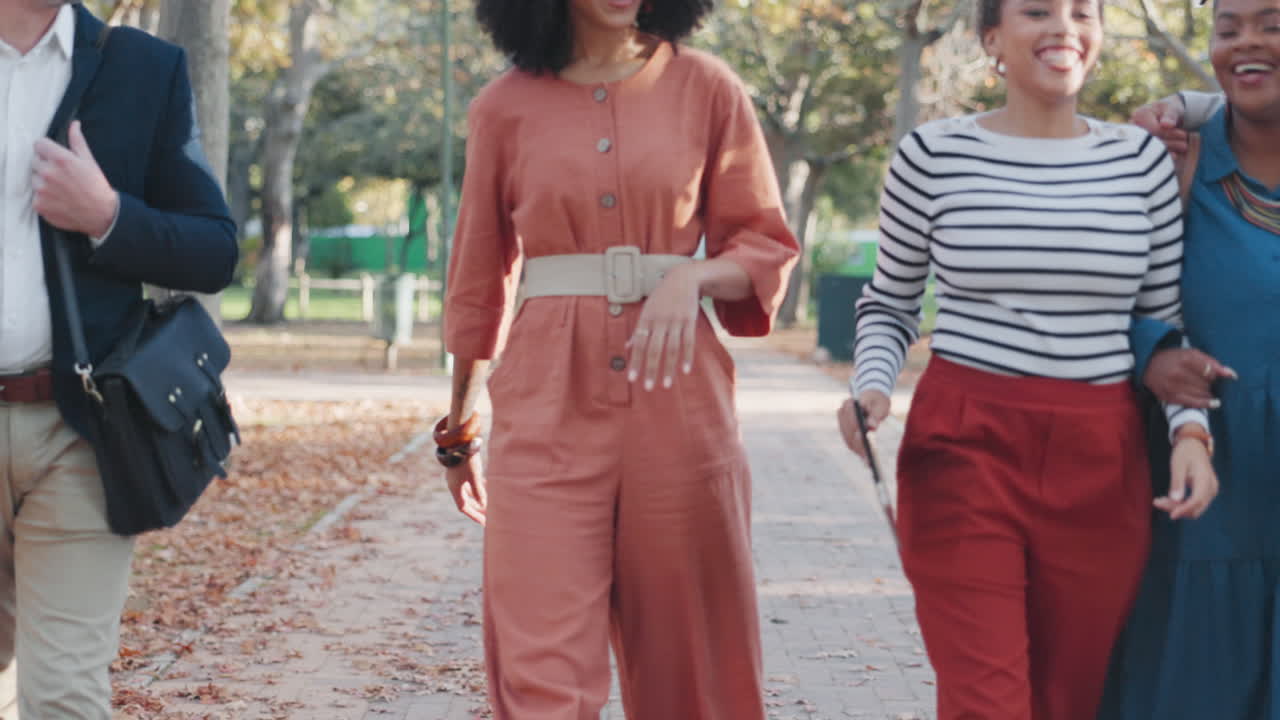 mañana, hablando y gente de negocios en un parque