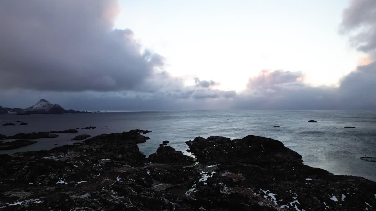 노르웨이 로포텐 섬의 바위 해안선의 공중 조망 등반 - 드론 4k