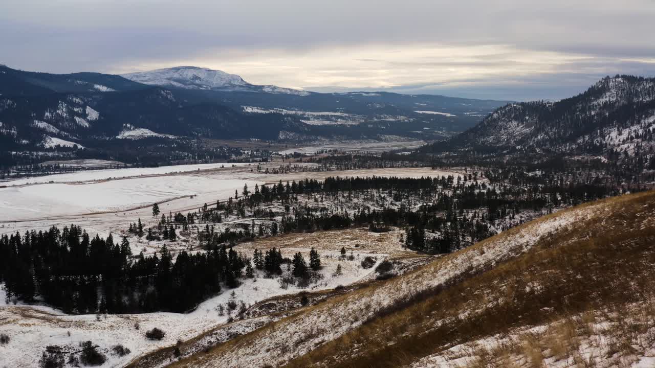 volando sobre el desolado paisaje invernal de kamloops, columbia británica