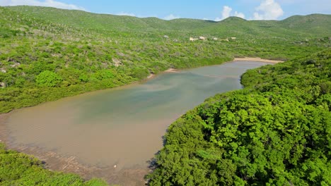panela de sal histórica en westpunt detrás de grande cuchillo curacao, mueble aéreo